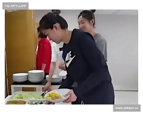 李梦集训期间成功减重 训练场上素颜展现全新心态 李梦集训期间成功减重 训练场上素颜展现全新心态